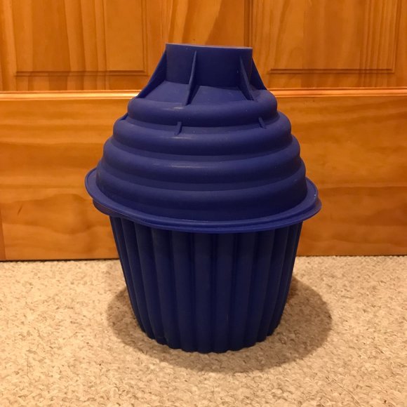 Giant Cupcake Silicone Pan - Picture 2 of 6